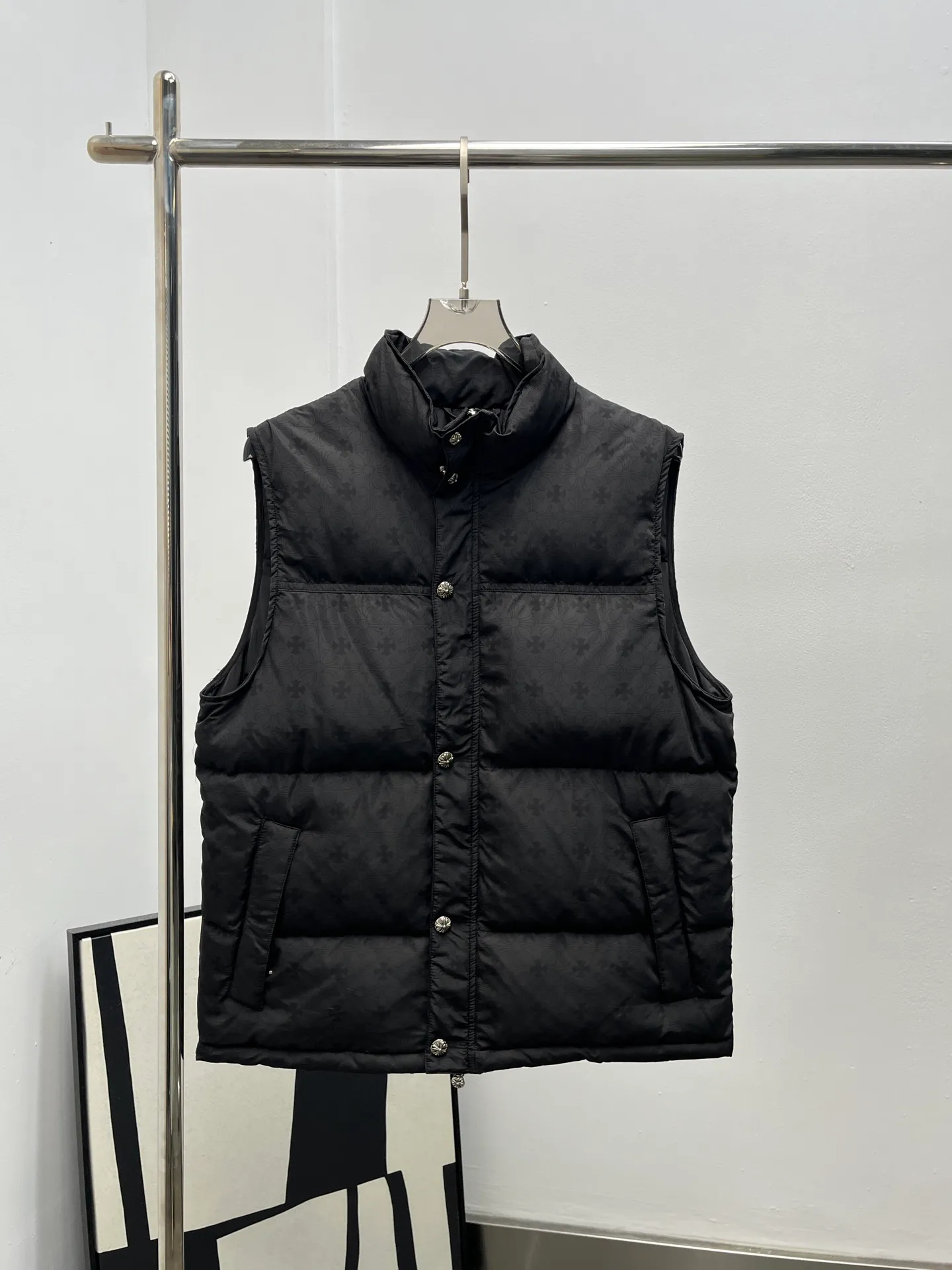 P810 Chorme heart* 25Fw new autumn and winter cross print down vest is an exclusive high-end version! The Chrome Hearts classic cross dark pattern is printed all over, which is low-key and has brand recognition. The black and white two-color suit different styles! The short silhouette + fluffy velvet can not only modify the body proportions, but also keep warm in winter; the stand-up collar design + metal snap placket, the details echo the dark luxury tone of the brand, and the metal pendant at the zipper is a finishing touch. It is an indispensable autumn and winter texture for fashionable people's wardrobe. Spot sale SML